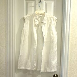 White Japna sleeveless button down blouse. Size L